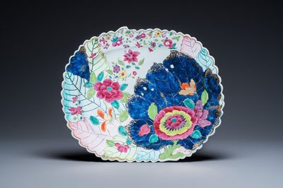 Grand plat en porcelaine de Chine famille rose à décor de feuilles de tabac, Qianlong