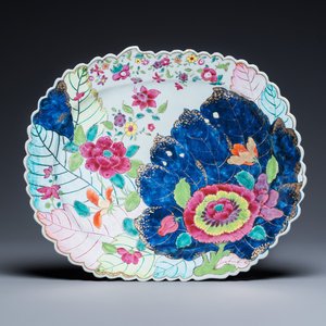 Grand plat en porcelaine de Chine famille rose à décor de feuilles de tabac, Qianlong — photo 1
