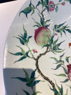 Grand plat en porcelaine de Chine famille rose à décor des 'neuf pêches', marque de Qianlong, 19ème — photo 4