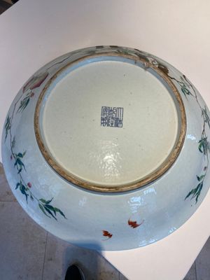 Grand plat en porcelaine de Chine famille rose à décor des 'neuf pêches', marque de Qianlong, 19ème — photo 8