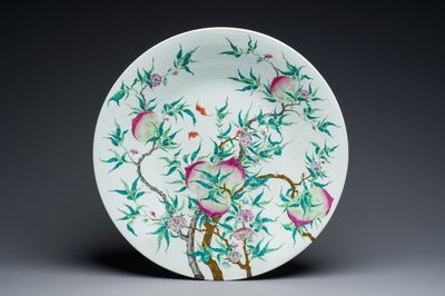 Grand plat en porcelaine de Chine famille rose à décor des 'neuf pêches', marque de Qianlong, 19ème