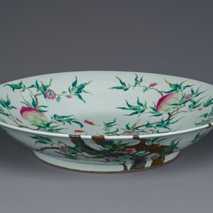 Grand plat en porcelaine de Chine famille rose à décor des 'neuf pêches', marque de Qianlong, 19ème — photo 3