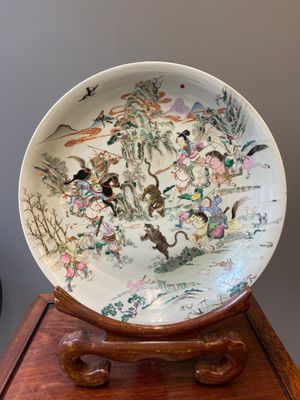 Grand plat en porcelaine de Chine famille rose à décor d'une chasse au tigre, marque de Yongzheng, République — photo 1