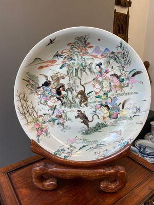 Grand plat en porcelaine de Chine famille rose à décor d'une chasse au tigre, marque de Yongzheng, République — photo 2