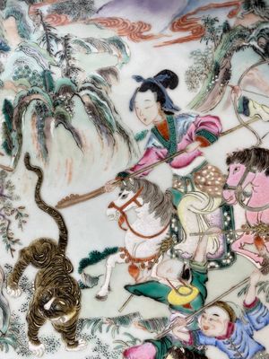 Grand plat en porcelaine de Chine famille rose à décor d'une chasse au tigre, marque de Yongzheng, République — photo 3