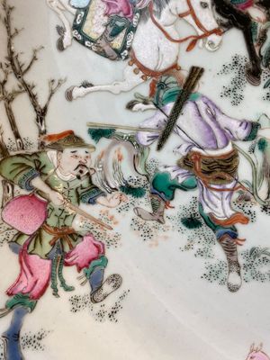 Grand plat en porcelaine de Chine famille rose à décor d'une chasse au tigre, marque de Yongzheng, République — photo 5