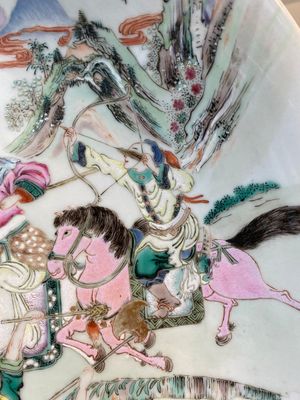 Grand plat en porcelaine de Chine famille rose à décor d'une chasse au tigre, marque de Yongzheng, République — photo 8