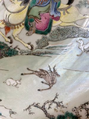 Grand plat en porcelaine de Chine famille rose à décor d'une chasse au tigre, marque de Yongzheng, République — photo 9