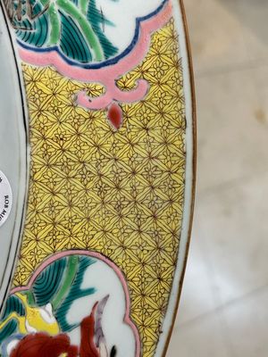 Grand plat en porcelaine de Chine famille rose à décor d'une scène de temple et avec huit immortels au contour, Yongzheng — photo 17