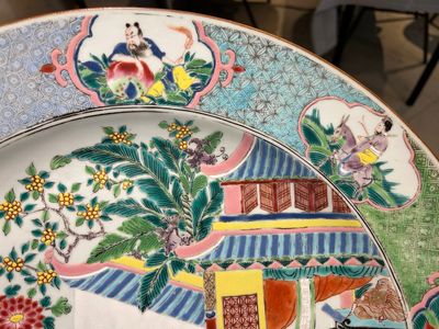 Grand plat en porcelaine de Chine famille rose à décor d'une scène de temple et avec huit immortels au contour, Yongzheng — photo 5