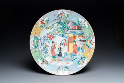 Grand plat en porcelaine de Chine famille rose à décor d'une scène de temple et avec huit immortels au contour, Yongzheng