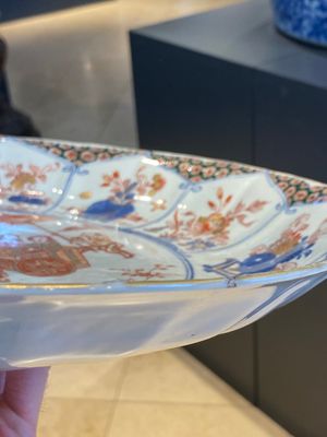 Grand plat en porcelaine de Chine famille verte à décor d'un couple européen dans une calèche, Kangxi — photo 12