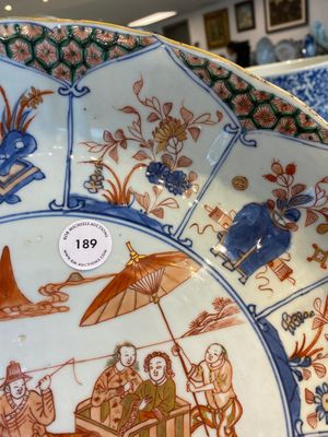 Grand plat en porcelaine de Chine famille verte à décor d'un couple européen dans une calèche, Kangxi — photo 4
