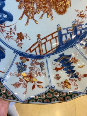 Grand plat en porcelaine de Chine famille verte à décor d'un couple européen dans une calèche, Kangxi — photo 6