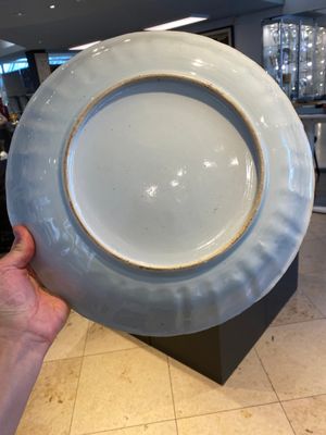 Grand plat en porcelaine de Chine famille verte à décor d'un couple européen dans une calèche, Kangxi — photo 8