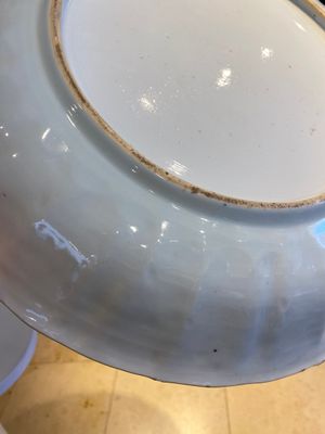 Grand plat en porcelaine de Chine famille verte à décor d'un couple européen dans une calèche, Kangxi — photo 9