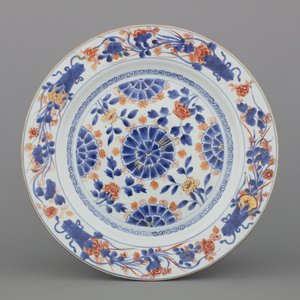 Grand plat en porcelaine de Chine Imari et doré, 18e — photo 1