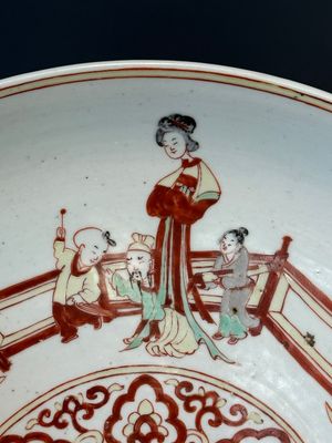 Grand plat en porcelaine de Chine wucai à décor figuratif et floral, marque de Jiajing, époque Transition — photo 13