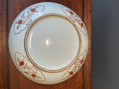 Grand plat en porcelaine de Chine wucai à décor figuratif et floral, marque de Jiajing, époque Transition — photo 4