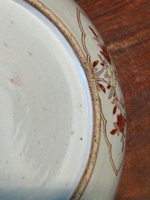 Grand plat en porcelaine de Chine wucai à décor figuratif et floral, marque de Jiajing, époque Transition — photo 10