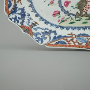 Grand plat octagonal en porcelaine de Chine, famille rose, à décor d'aigle, Qianlong, 18e — photo 3