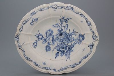 Grand plat oval moulé en relief, France, bleu et blanc, décor floral très fin, 18e