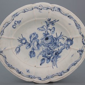 Grand plat oval moulé en relief, France, bleu et blanc, décor floral très fin, 18e — photo 1