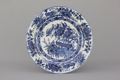 Grand plat très fin en faïence de Delft, bleu et blanc avec chinoiserie, fin 17e