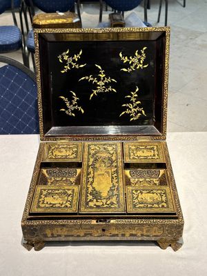 Grand plateau, trois boîtes et un éventail en laque noire et dorée, Canton, Chine, 19ème — photo 26