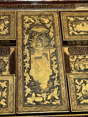 Grand plateau, trois boîtes et un éventail en laque noire et dorée, Canton, Chine, 19ème — photo 28