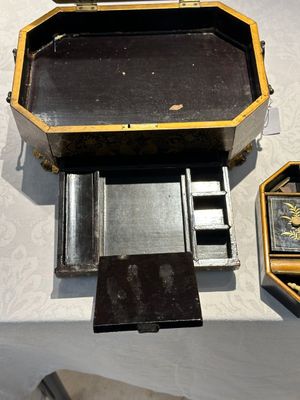 Grand plateau, trois boîtes et un éventail en laque noire et dorée, Canton, Chine, 19ème — photo 46