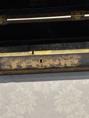 Grand plateau, trois boîtes et un éventail en laque noire et dorée, Canton, Chine, 19ème — photo 52