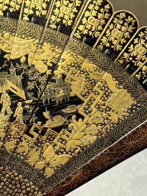 Grand plateau, trois boîtes et un éventail en laque noire et dorée, Canton, Chine, 19ème — photo 59