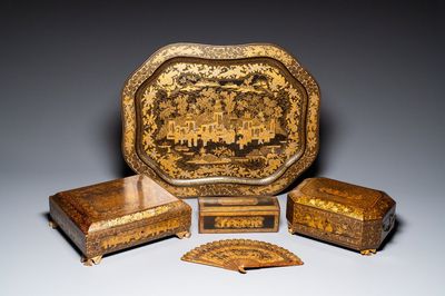 Grand plateau, trois boîtes et un éventail en laque noire et dorée, Canton, Chine, 19ème