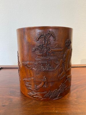 Grand pot à pinceaux en bois de huali à décor de lettrés dans un paysage, 20ème — photo 1