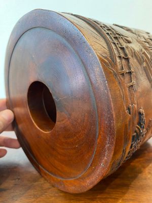 Grand pot à pinceaux en bois de huali à décor de lettrés dans un paysage, 20ème — photo 7