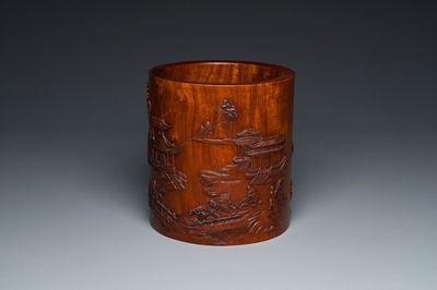 Grand pot à pinceaux en bois de huali à décor de lettrés dans un paysage, 20ème