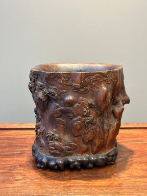 Grand pot à pinceaux en bois huanghuali sculpté à décor taoïste, Chine, 17/18ème — photo 2