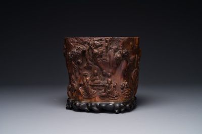 Grand pot à pinceaux en bois huanghuali sculpté à décor taoïste, Chine, 17/18ème