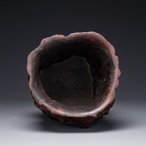 Grand pot à pinceaux en bois huanghuali sculpté à décor taoïste, Chine, 17/18ème — photo 6