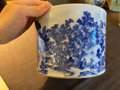Grand pot à pinceaux en porcelaine de Chine en bleu et blanc à décor d'un paysage montagneux, 18ème — photo 1