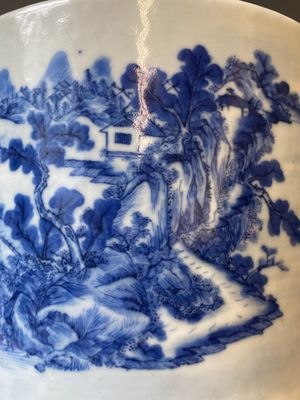 Grand pot à pinceaux en porcelaine de Chine en bleu et blanc à décor d'un paysage montagneux, 18ème — photo 11