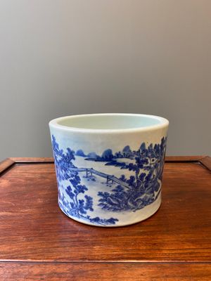 Grand pot à pinceaux en porcelaine de Chine en bleu et blanc à décor d'un paysage montagneux, 18ème — photo 3