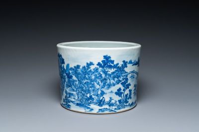 Grand pot à pinceaux en porcelaine de Chine en bleu et blanc à décor d'un paysage montagneux, 18ème