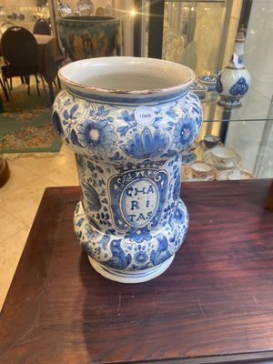 Grand pot de pharmacie de type albarello en majolique italienne en bleu, blanc et manganèse, probablement Savone, daté de 1767 — photo 1