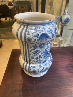 Grand pot de pharmacie de type albarello en majolique italienne en bleu, blanc et manganèse, probablement Savone, daté de 1767 — photo 2