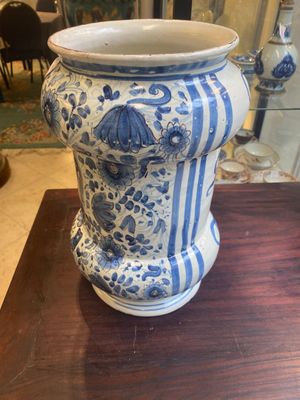 Grand pot de pharmacie de type albarello en majolique italienne en bleu, blanc et manganèse, probablement Savone, daté de 1767 — photo 4