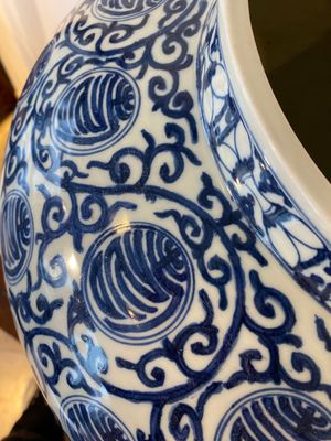 Grand pot en porcelaine de Chine en bleu et blanc à décor de caractères Shou, marque de Wanli mais probablement République — photo 7