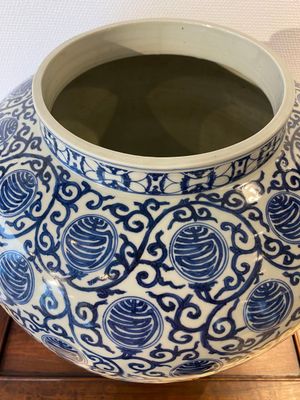 Grand pot en porcelaine de Chine en bleu et blanc à décor de caractères Shou, marque de Wanli mais probablement République — photo 10