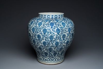Grand pot en porcelaine de Chine en bleu et blanc à décor de caractères Shou, marque de Wanli mais probablement République